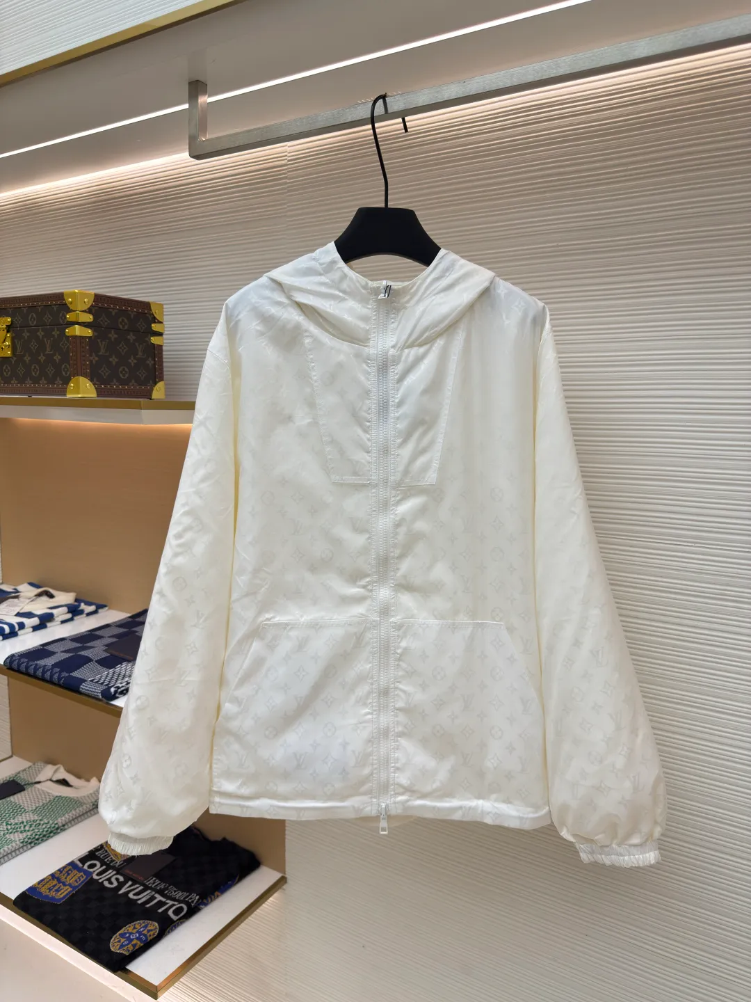 LOUIS VUITTON double-sided windproof pin jacket ●Authentic product: purchased and developed for 22700 ●Item number: 1680474-C55 ●Fabric: polyester fiber fabric ●Technology: jacquard ●Version: fitted version ●Weight: about 555 grams ●Size: 44-46-48-50 ●Description: The solid color fabric is made of nylon encrypted matt twill fabric, and the jacquard fabric on the other side is made of 50D nylon yarn-dyed jacquard fabric. The solid color front panel is laser-burned, hand-made of white copper, with a triangle pin with logo and glossy finish. The front panel pocket uses a hardware keychain to hang a folding clothing tag, and the jacquard letters on the front chest placket are made of single-piece flowing pure It is cut by hand to restore the flower, and all the pieces are numbered. The pockets are also cut with the restored flower number. The fabric is relatively light and silky, and it takes time to cut accurately. The front and center are equipped with a double-circulation puller 5# orbital zipper. The hem and the hood are worn with spiral elastic ropes with ring anti-slip buckles, square pig nose buckles with logo, and all holes are punched with hardware and logo on the cloth-colored cornrows.